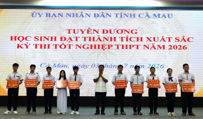Học sinh nhận học bổng từ Quỹ Khuyến học Võ Văn Kiệt.