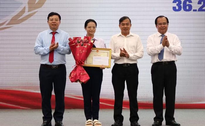 Dương Lý Nhã Kỳ, học sinh lớp 12T, Trường THPT chuyên Bạc Liêu có điểm cao xếp thứ 2 kỳ thi được tuyên dương.