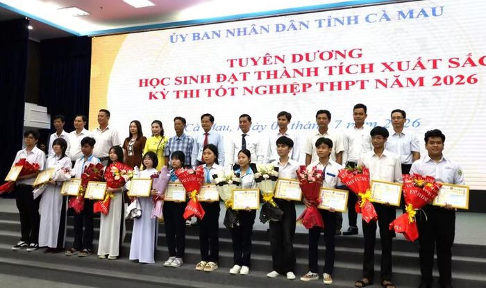 Sở GD&amp;ĐT Cà Mau tặng giấy khen cho 12 học sinh đạt thành tích xuất sắc Kỳ thi tốt nghiệp THPT năm 2026.
