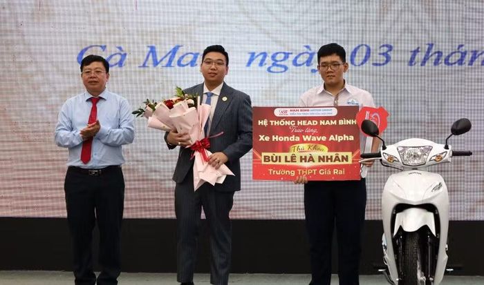 Học sinh đỗ đầu tại Kỳ thi tốt nghiệp THPT năm 2026 tỉnh Cà Mau nhận xe từ đơn vị tài trợ.