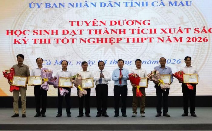 7 cơ sở giáo dục có kết quả đỗ tốt nghiệp THPT 100% trong 5 năm liên tiếp nhận bằng khen UBND tỉnh Cà Mau.