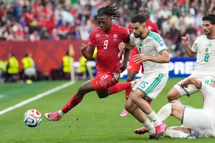 Thụy Sĩ (áo đỏ) thắng Algeria 2-0 ở vòng 32 đội World Cup 2026. Ảnh: AP