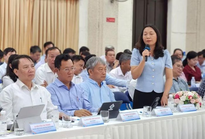 Bà Trương Huỳnh Như - Hiệu trưởng Trường Cao đẳng Kỹ thuật Công nghệ Bà Rịa – Vũng Tàu, nêu ý kiến tại hội nghị.