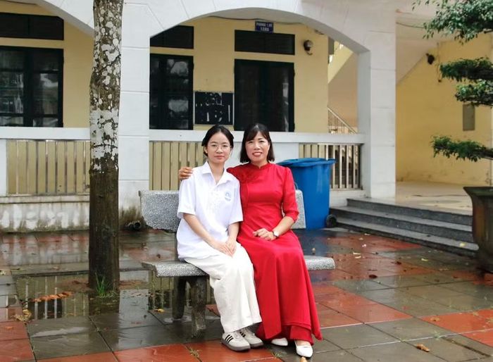 Trần Thị Bích Ngọc và cô Phạm Thị Thu (giáo viên môn Giáo dục kinh tế và pháp luật, đồng thời là giáo viên chủ nhiệm lớp 12A5, Trường THPT Đông Tiền Hải).