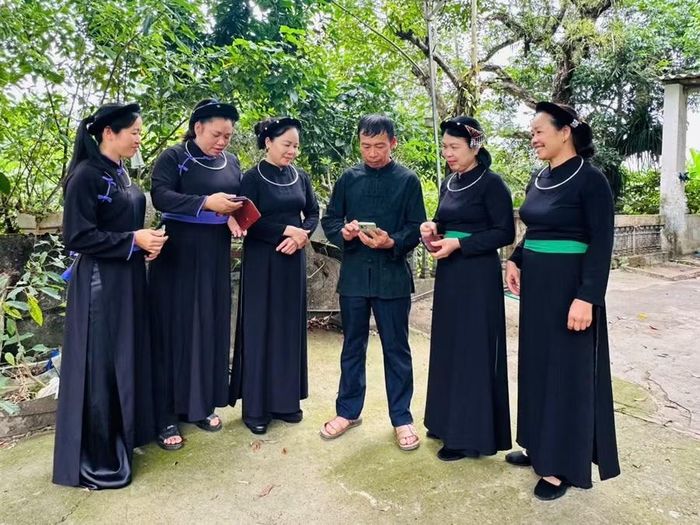 Người dân xã Tiên Yên được hướng dẫn sử dụng các nền tảng số, góp phần tăng cường kết nối giữa chính quyền với Nhân dân, nâng cao hiệu quả quản trị ở cơ sở sau khi thực hiện sắp xếp tổ chức bộ máy.