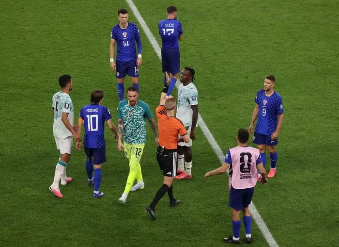 Trọng tài Espen Eskas xem lại tình huống và không công nhận bàn thắng của Gvardiol. FIFA sau đó xác nhận cú chạm của Matanovic khiến Pasalic bị xác định việt vị trong pha phối hợp trước khi bóng vào lưới. Ảnh: Getty Images.