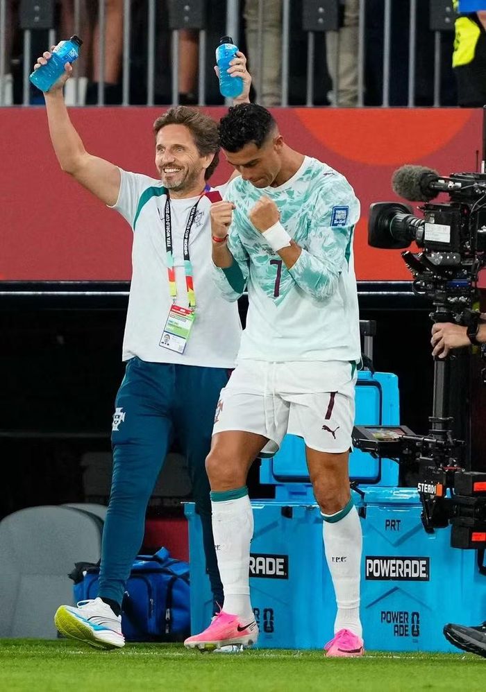Cristiano Ronaldo ăn mừng cùng thành viên ban huấn luyện Bồ Đào Nha sau khi đội nhà thoát khỏi cú sốc ở những phút cuối. Họ giữ chiến thắng 2-1 để giành vé vào vòng 1/8 World Cup 2026. Ảnh: Reuters.
