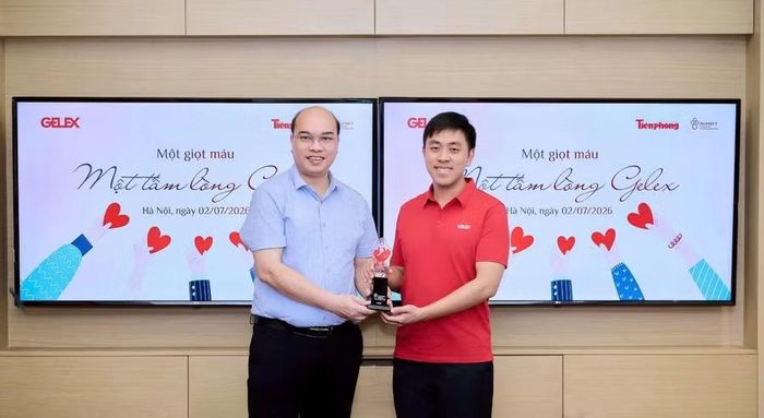Đại diện Viện Huyết học Truyền máu Trung ương trao tặng biểu trưng linh vật hiến máu cho Lãnh đạo Tập đoàn GELEX.
