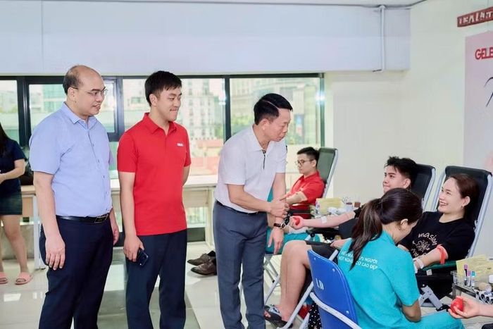 Nhà báo Phùng Công Sưởng - Tổng Biên tập báo Tiền Phong cùng lãnh đạo Tập đoàn GELEX động viên các CBNV tham gia hiến máu.