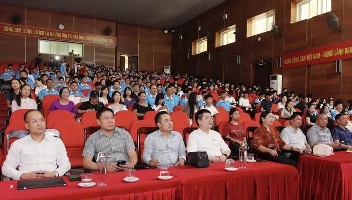 Thầy, trò trường Cao đẳng Sơn La tham gia buổi ngoại khóa tại trường.