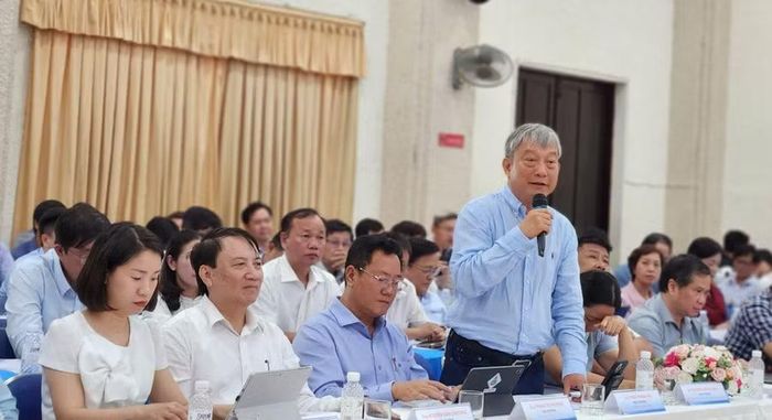 Ông Trần Thanh Hải - Hiệu trưởng Trường Cao đẳng Viễn Đông, đưa ra ý kiến tại phiên thảo luận của hội nghị.