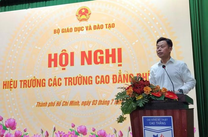 Thứ trưởng Bộ GD&ĐT Lê Quân phát biểu chỉ đạo tại hội nghị.