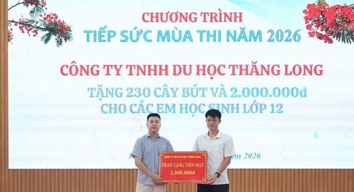 Thầy Cường (bên trái) nhận quà tặng tiếp sức mùa thi gửi đến học trò.