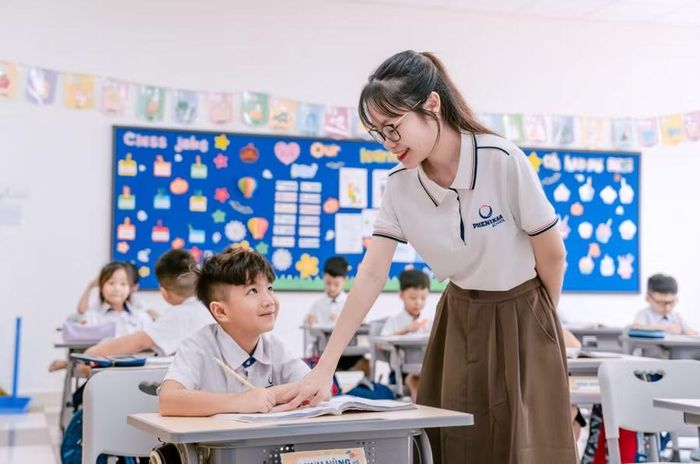 Cô trò Trường Tiểu học Phenikaa.