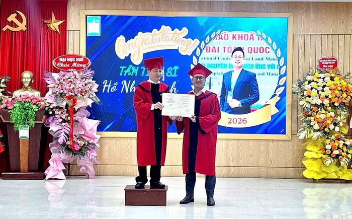 Hiệu trưởng trao bằng đến các tân Tiến sĩ.
