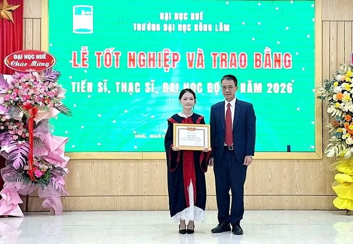 GS.TS Trần Đăng Hòa, Phó Giám đốc Đại học Huế trao giấy khen đến sinh viên xuất sắc toàn khóa.