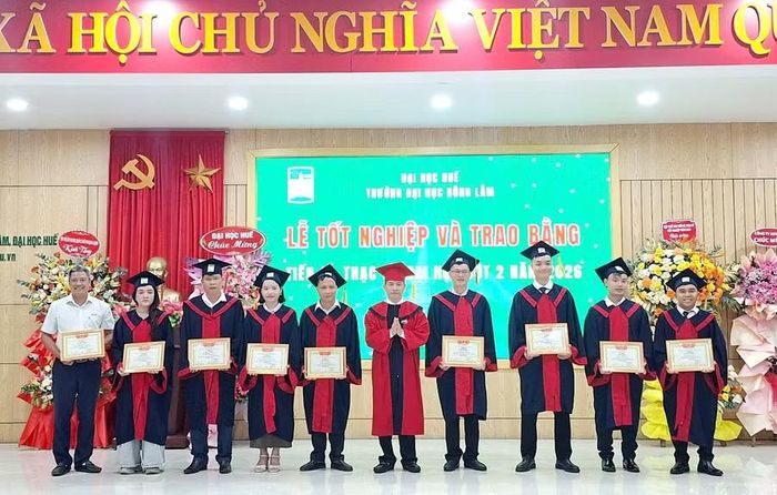 Hiệu trưởng Trường ĐH Nông Lâm Huế khen thưởng đến các tân Thạc sĩ.
