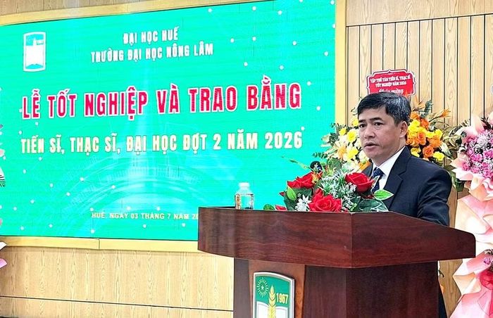 GS.TS Lê Đình Phùng - Hiệu trưởng Trường ĐH Nông Lâm Huế nhắn nhủ đến các tân khoa về công ơn đấng sinh thành luôn hy sinh cho con cái nên người.