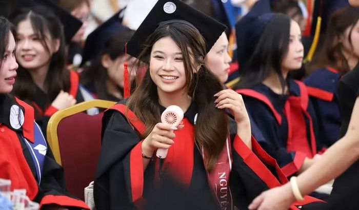 Các tân cử nhân trong ngày nhận bằng tốt nghiệp.