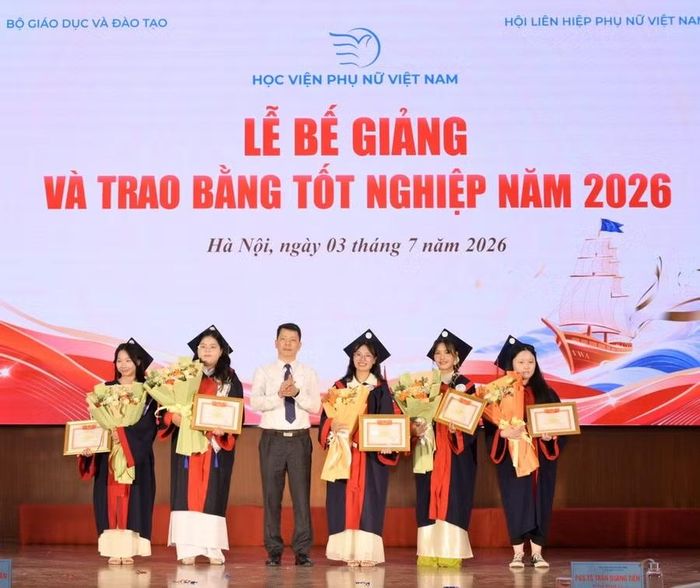 Vinh danh tân cử nhân đạt thành tích cao trong học tập và rèn luyện.