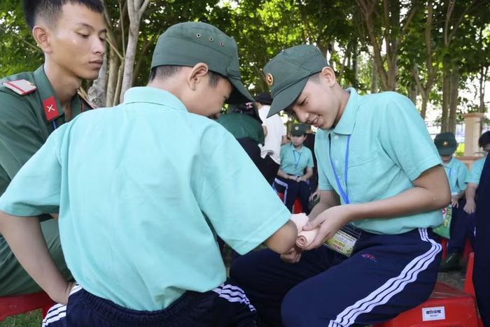 Các em được hướng dẫn cách băng bó vết thương.