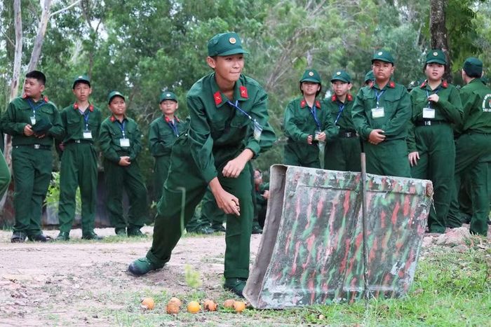Các “chiến sĩ nhí” thực hành ném lựu đạn.