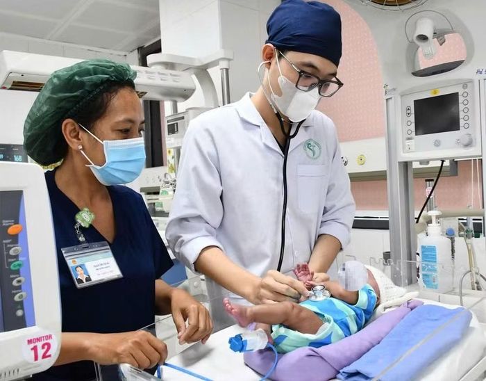 Trẻ sơ sinh cực non, nặng 800 gram được các bác sĩ Bệnh viện chuyên khoa Sản - Nhi Sóc Trăng điều trị thành công.