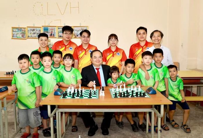 Bí thư Tỉnh ủy Quảng Ninh giao lưu, chụp ảnh lưu niệm với thầy trò lớp năng khiếu cờ vua tại Trường Trung cấp Nghệ thuật và Thể thao Quảng Ninh.