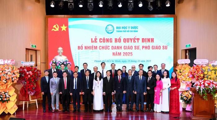 Trường Đại học Y dược TPHCM tổ chức công bố quyết định bổ nhiệm chức danh giáo sư, phó giáo sư cho các nhân sự của trường cuối năm 2025. Ảnh: UMP.