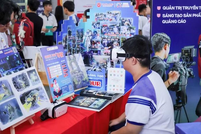 Học sinh trải nghiệm môi trường học tập tại Trường Đại học Văn Lang. Ảnh: VLU.