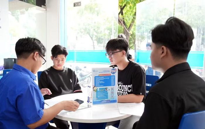 Thí sinh đến Trường Đại học Thủ Dầu Một (TPHCM) để được tư vấn đăng ký, điều chỉnh và bổ sung nguyện vọng xét tuyển đại học, ngày 2/7. Ảnh: TDMU.