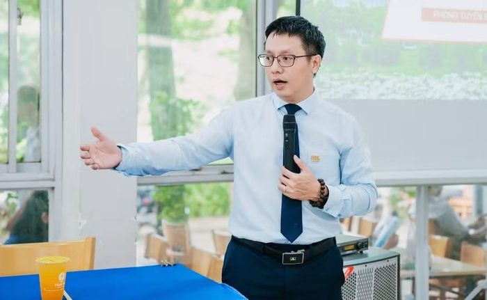 ThS Cù Xuân Tiến, Trưởng phòng Tuyển sinh và Công tác sinh viên tại Trường Đại học Kinh tế - Luật, Đại học Quốc gia TPHCM trong một buổi tư vấn tuyển sinh năm 2026. Ảnh: UEL.