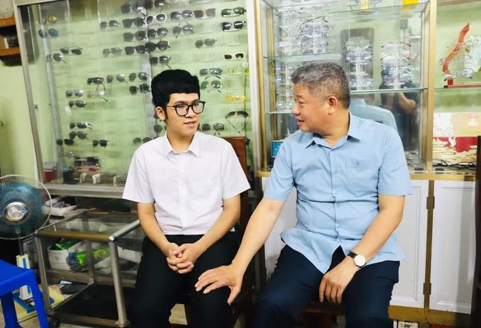 Chủ tịch UBND tỉnh Hưng Yên Nguyễn Mạnh Quyền hỏi thăm, trò chuyện và chúc mừng em Hoàng Quang Minh.
