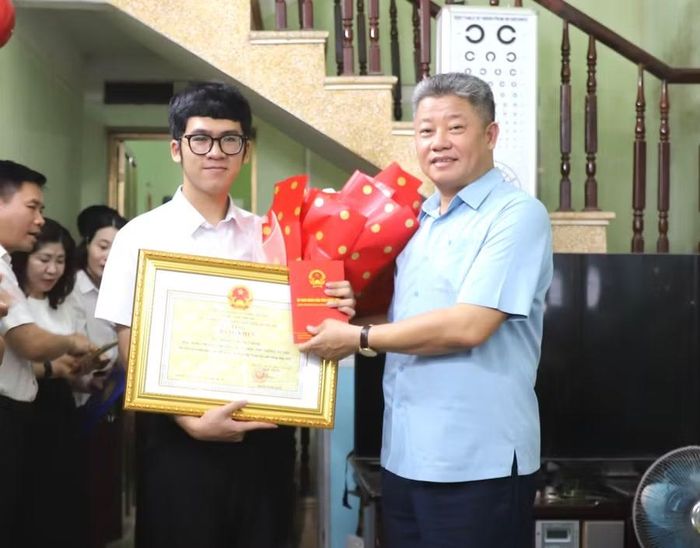 Chủ tịch UBND tỉnh Hưng Yên Nguyễn Mạnh Quyền, trao Bằng khen của Chủ tịch UBND tỉnh tặng em Hoàng Quang Minh.
