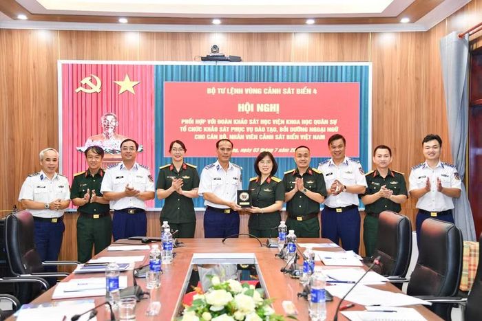 Học viện Khoa học Quân sự tặng quà lưu niệm cho BTL Vùng Cảnh sát biển 4.