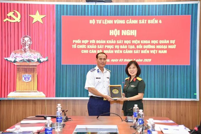 BTL Vùng Cảnh sát biển 4 tặng quà lưu niệm cho Học viện Khoa học Quân sự.