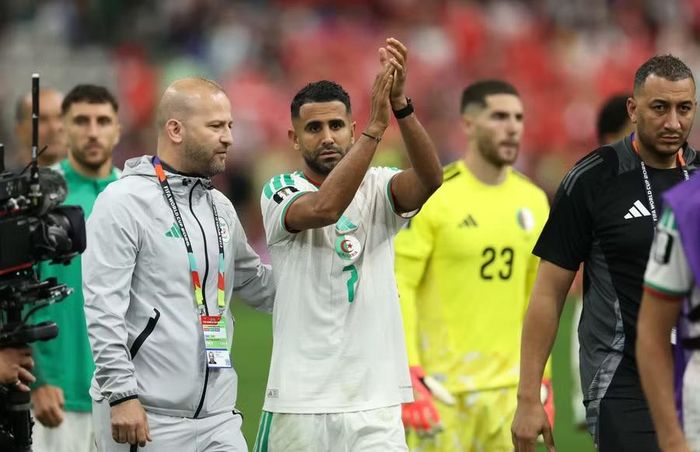 Riyad Mahrez vỗ tay cảm ơn người hâm mộ khi rời sân trận Algeria thua Thụy Sĩ 0-2 ở vòng 32 đội World Cup 2026. Ảnh: Getty.