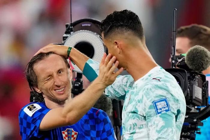 Modric mỉm cười khi Ronaldo vuốt tóc, động viên người bạn cũ sau màn so tài đầy cảm xúc. Họ từng sát cánh 6 năm tại Real Madrid và cùng chinh phục 4 chức vô địch Champions League.