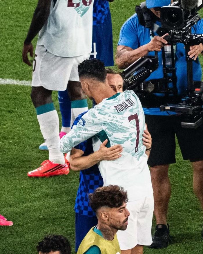 Hai cựu đồng đội Real Madrid dành cho nhau cái ôm chặt giữa khoảnh khắc trái ngược sau trận đấu. Ronaldo cùng Bồ Đào Nha đi tiếp, còn Modric và Croatia dừng bước trong tiếc nuối.