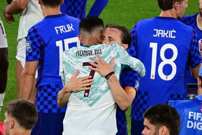 Ronaldo ôm Modric giữa vòng vây các cầu thủ Croatia, khép lại cuộc gặp gỡ nhiều cảm xúc của 2 huyền thoại từng làm nên giai đoạn huy hoàng tại Real Madrid.