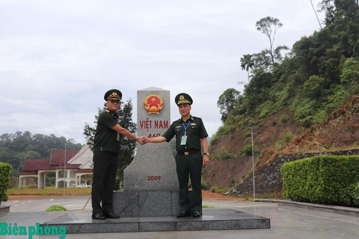 Đại tá Nguyễn Quốc Hiếu (ngoài cùng, bên phải) và Đại tá Đao-kay Lợt-li-văn (ngoài cùng, bên trái) chụp ảnh lưu niệm tại cột mốc quốc giới 460. Ảnh: Viết Lam