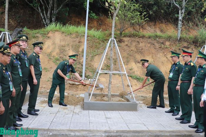 Đại tá Nguyễn Quốc Hiếu và Đại tá Đao-kay Lợt-li-văn tham gia trồng hàng cây hữu nghị tại khu vực cột mốc quốc giới 460. Ảnh: Viết Lam