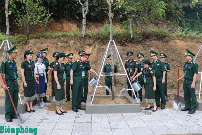 Đại biểu sĩ quan trẻ biên giới Việt Nam - Lào tham gia trồng hàng cây và xây dựng Vườn hoa hữu nghị thanh niên. Ảnh: Viết Lam