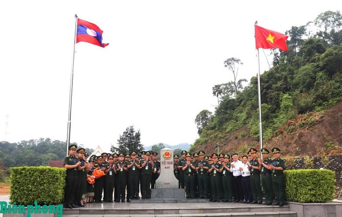 Đoàn đại biểu hai nước Việt Nam - Lào chụp ảnh lưu niệm tại cột mốc quốc giới 460. Ảnh: Viết Lam