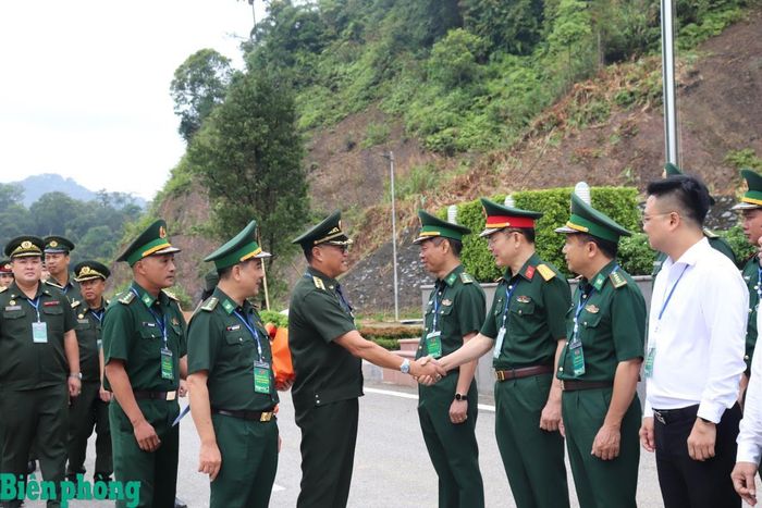Đại biểu hai đoàn trao cho nhau những cái bắt tay nồng ấm. Ảnh: Viết Lam