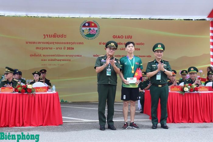 Trưởng Đoàn đại biểu sĩ quan trẻ hai nước trao giải Nhất cho vận động viên tham gia chạy việt dã. Ảnh: Viết Lam
