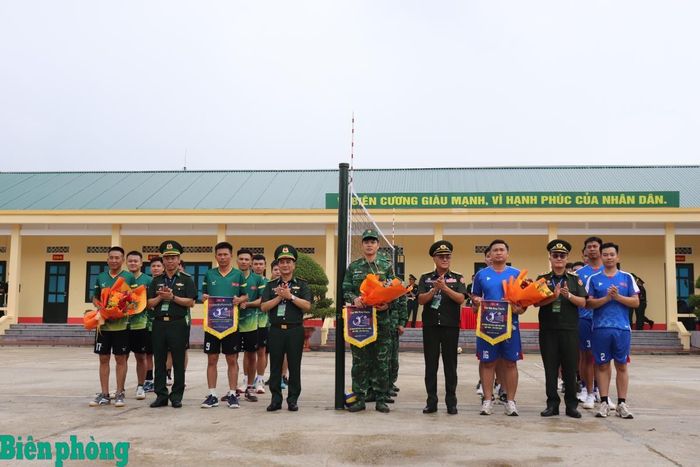 Trưởng Đoàn đại biểu sĩ quan trẻ hai nước tặng hoa và cờ lưu niệm cho đại diện hai đội bóng chuyền và trọng tài điều hành trận đấu. Ảnh: Viết Lam