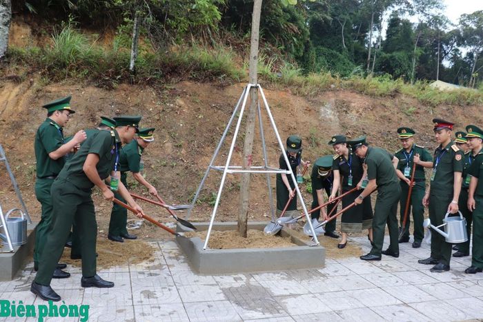 Đại biểu sĩ quan trẻ hai bên tham gia trồng hàng cây hữu nghị. Ảnh: Viết Lam