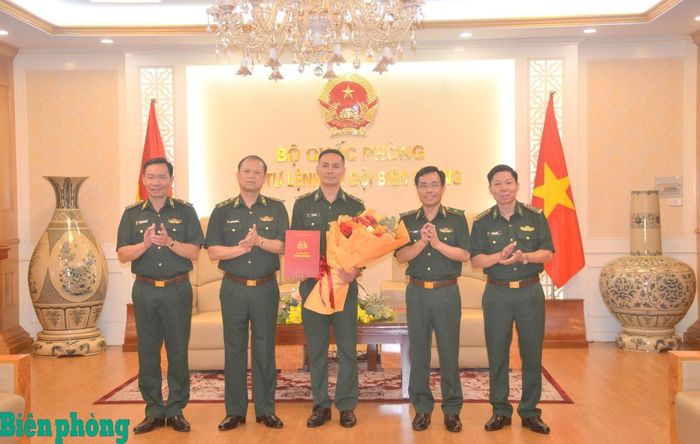 Trung tướng Nguyễn Anh Tuấn (thứ 2, từ trái sang) cùng các thủ trưởng chúc mừng Thiếu tá Vũ Lý Huỳnh. Ảnh: TK
