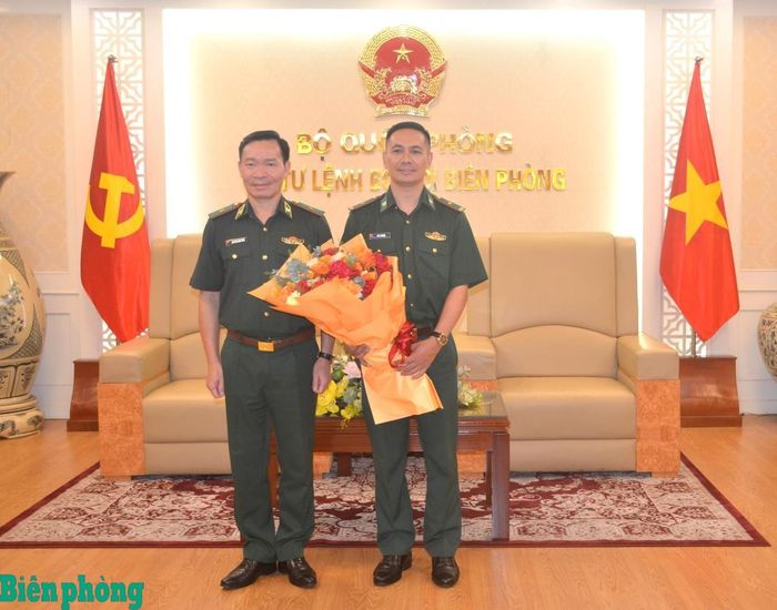 Thiếu tướng Nguyễn Xuân Toàn chúc mừng Thiếu tá Vũ Lý Huỳnh. Ảnh: TK